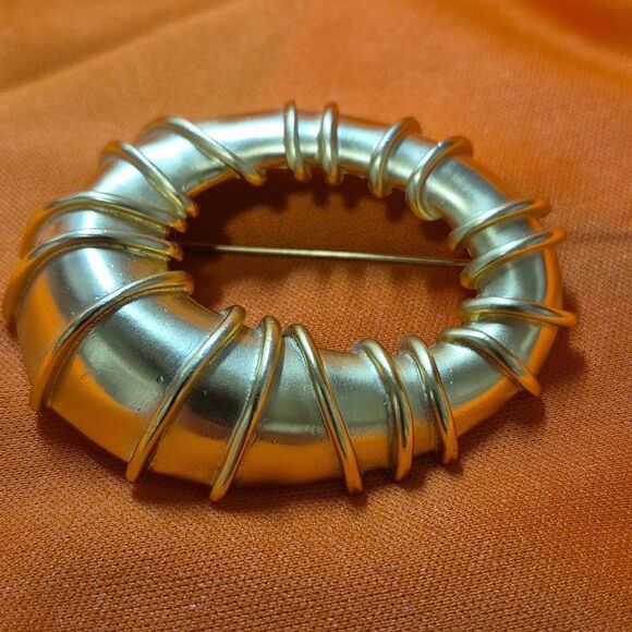 Jewelry - Gold Tone Circular Shape Retro Style Broach Pin
